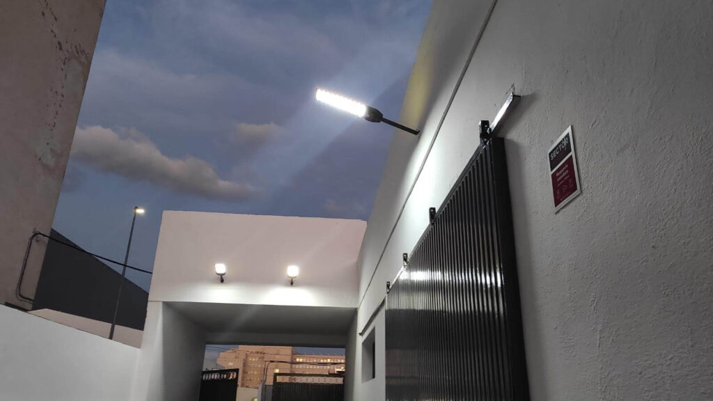 iluminación exterior led solar para parking